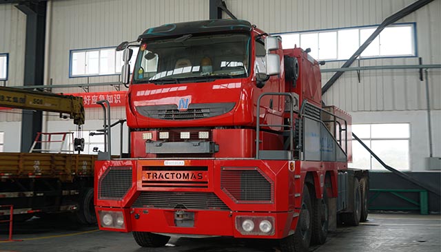 法国进口8X8尼古拉重型牵引车，牵引能力1000吨