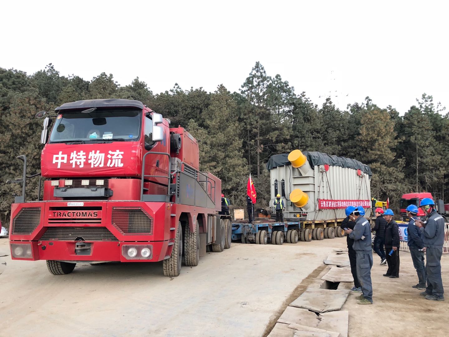 云贵互联通道工程禄劝换流站首台换流变运输进站
